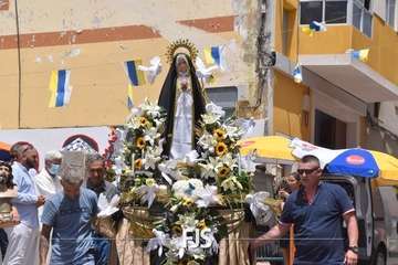 La Viña procesiona a su patrona en la despedida de sus fiestas patronales/Francisco Javier Santana y TA.